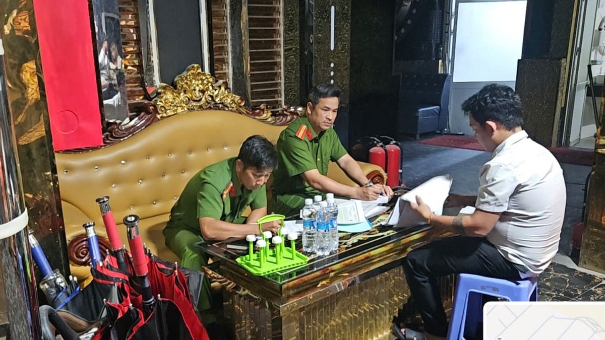 Dot kich karaoke hoat dong ngam , cong an phat hien 21 nu tiep vien duoi 18 tuoi hinh anh 2