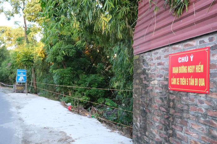 Cảnh báo nguy hiểm, nghiêm cấm xe tải trọng lớn qua đê Cà Lồ. Ảnh: Sỹ Hào