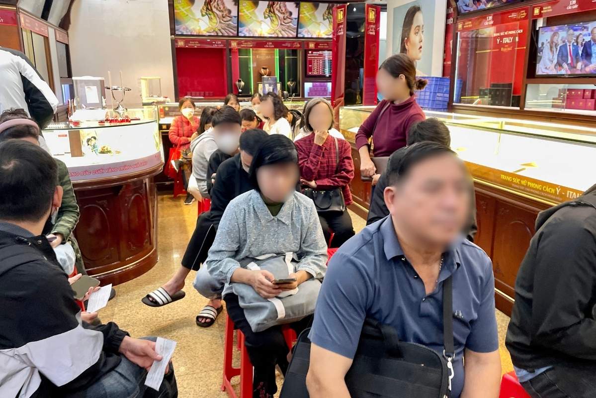 Lượng người bán ra ngồi chờ tại khu vực từng dành cho những người có nhu cầu mua vào. Ảnh: Hạ Linh 