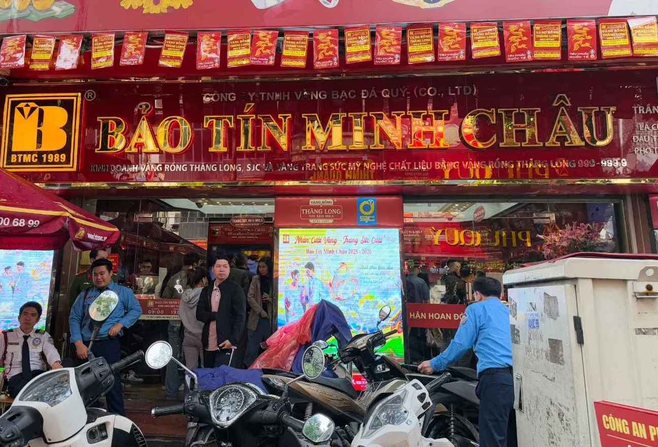 Vàng nhẫn vẫn là sản phẩm được nhiều người ưa chuộng, săn mua thời điểm này. Ảnh: Lệ Hà 