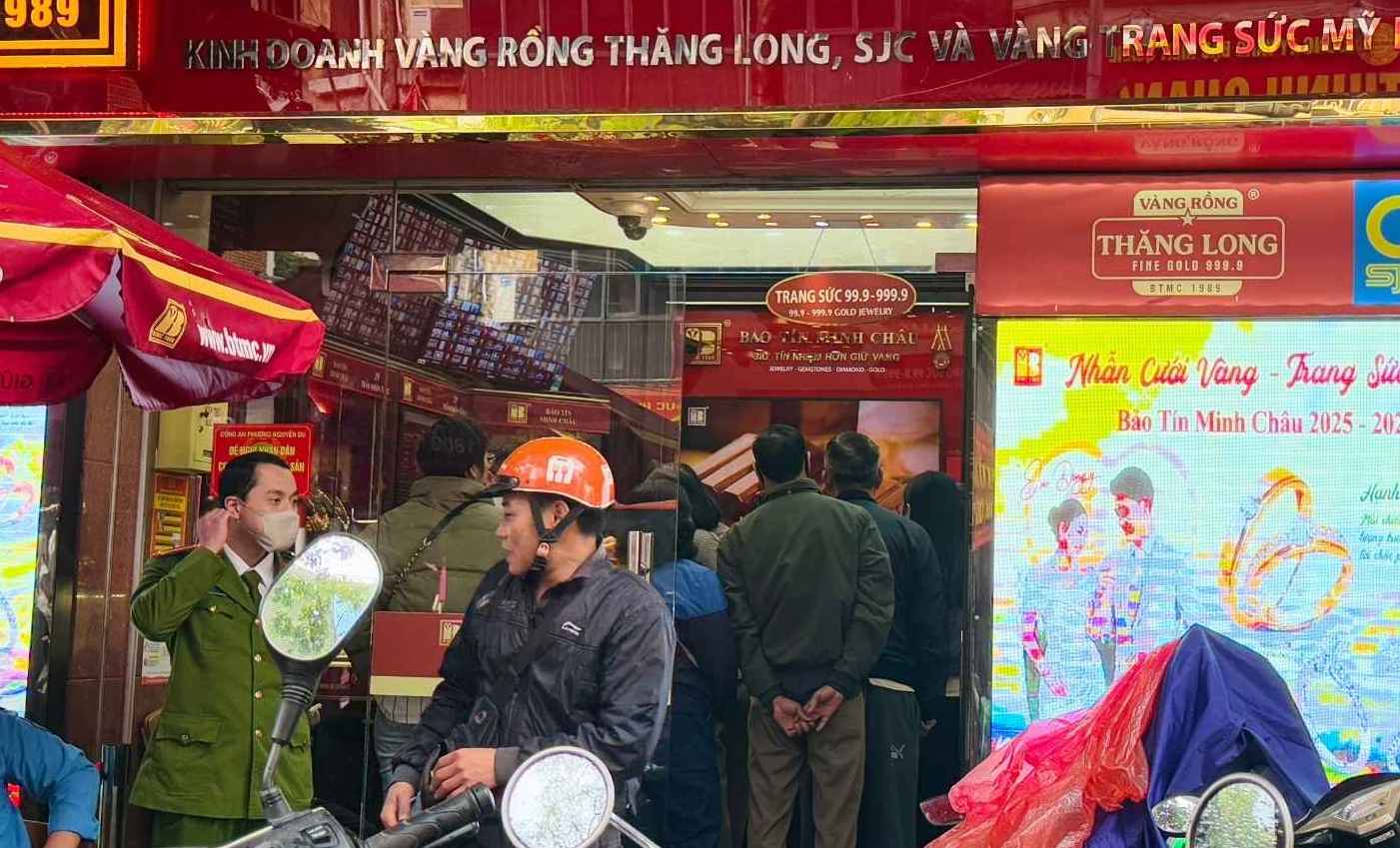 Sáng 20.12, nhiều người chờ đợi trong một cửa hàng vàng bạc đá quý tại Hà Nội để mua vàng nhẫn. Ảnh: Đức Anh 
