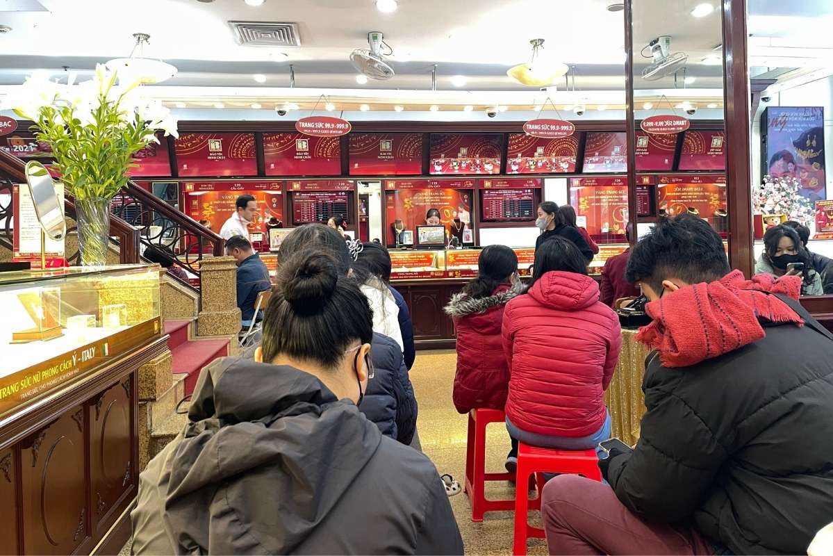 Người có nhu cầu mua vào xếp hàng chờ giao dịch tại tầng 2, lần lượt di chuyển xuống tầng 1 mua từ 0,5 chỉ vàng. Ảnh: Hạ Linh 