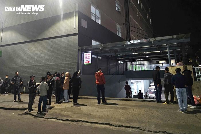 Người thân các nạn nhân đứng chờ đợi thông tin từ khu cấp cứu tại Bệnh viện Việt Đức trong đêm, sau vụ lật xe khách nghiêm trọng.