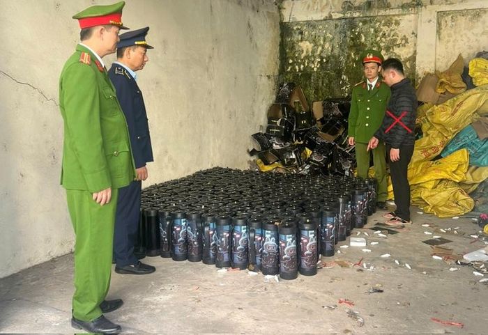 Ninh Xuân Việt (dấu X) cùng số tang vật thu giữ.