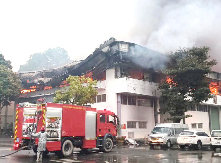 Vụ hoả hoạn xảy ra tại Nhà máy Bia Hà Nội Habeco nằm trên đường Hoàng Hoa Thám.