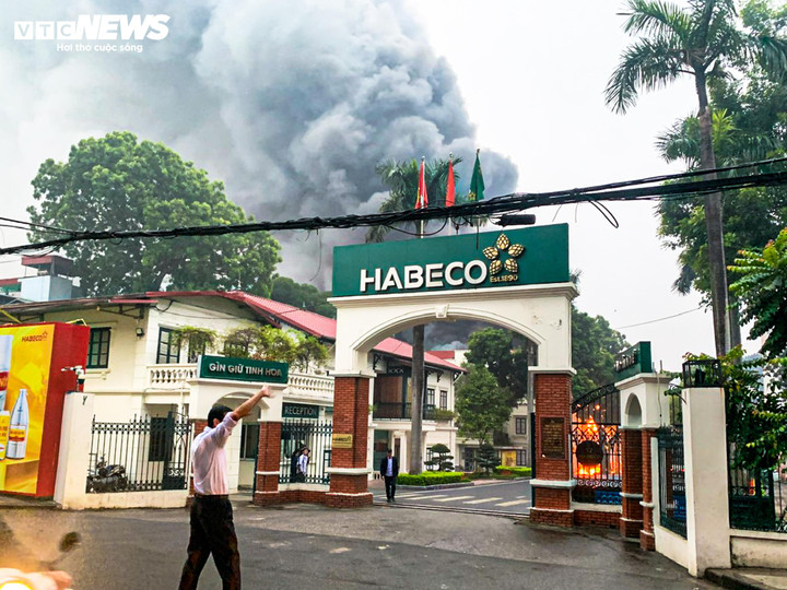 Khói lửa cuồn cuộn bốc cao từ hiện trường vụ cháy.