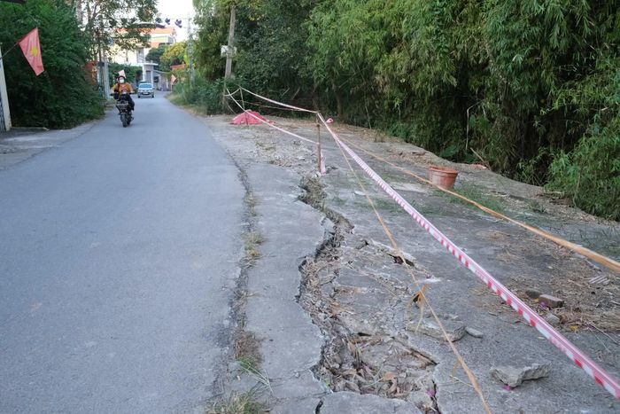 Một đoạn đê Cà Lồ xuất hiện tình trạng lún nứt nghiêm trọng, có khả năng gây mất an toàn tức thời tuyến đê. Ảnh: Sỹ Hào