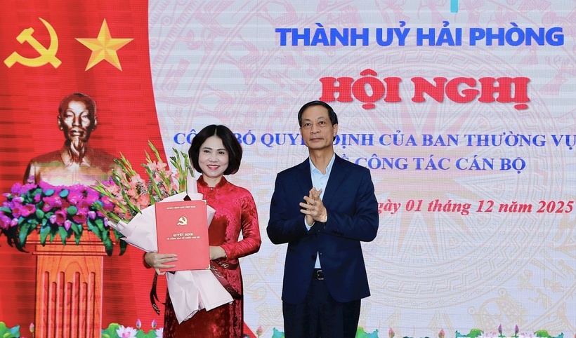 Phó Bí thư Thường trực Thành ủy Hải Phòng Đỗ Mạnh Hiến trao Quyết định và tặng hoa chúc mừng cho bà Bùi Thị Hồng Vân.