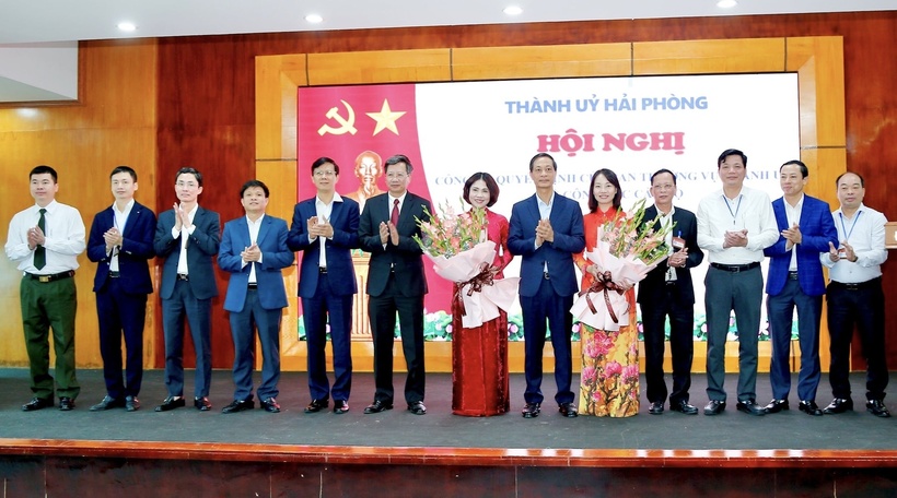 Phó Bí thư Thường trực Thành ủy Hải Phòng Đỗ Mạnh Hiến và Phó Chủ tịch Thường trực UBND TP. Hải Phòng Lê Anh Quân cùng lãnh đạo phường An Dương tặng hoa chúc mừng bà Bùi Thị Hồng Vân và bà Trần Thị Quỳnh Trang.