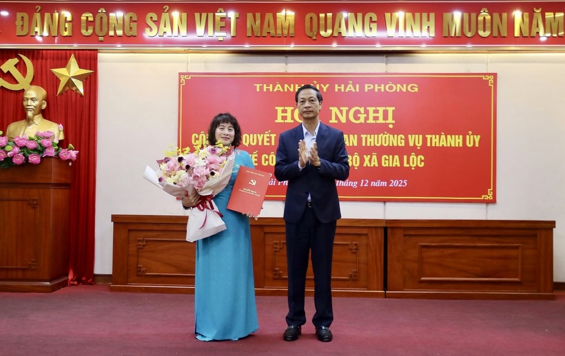 Phó Bí thư Thường trực Thành ủy Hải Phòng Đỗ Mạnh Hiến trao Quyết định và tặng hoa chúc mừng cho bà Phạm Thị Thu Hiền.