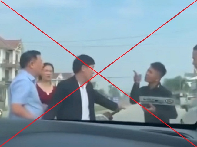 Nguyễn Phúc Yến (giơ tay) chặn xe đòi tiền trên Quốc lộ 7A (ảnh được cắt từ video)