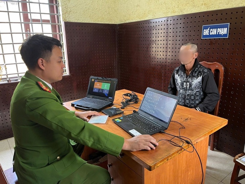 Đối tượng Phan Văn Huấn tại cơ quan Công an. Ảnh: Công Lý